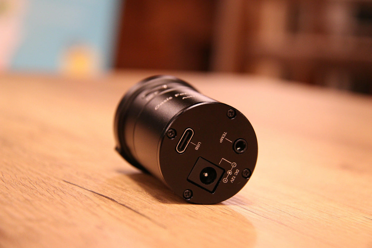 Oasis Focuser Rose のUSBポートと電源接続部